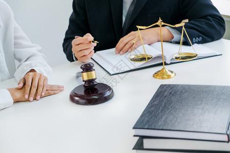 權威正義下的協商之道 保險公司律師與客戶在法律事務所的咨詢與對話